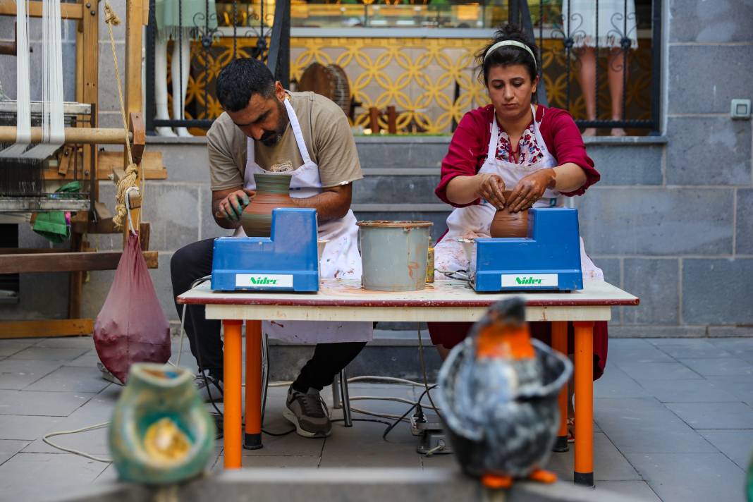 Kadınlar Diyarbakır'ın tarihi ve kültürel mirasını küp ve testilere işliyor 1